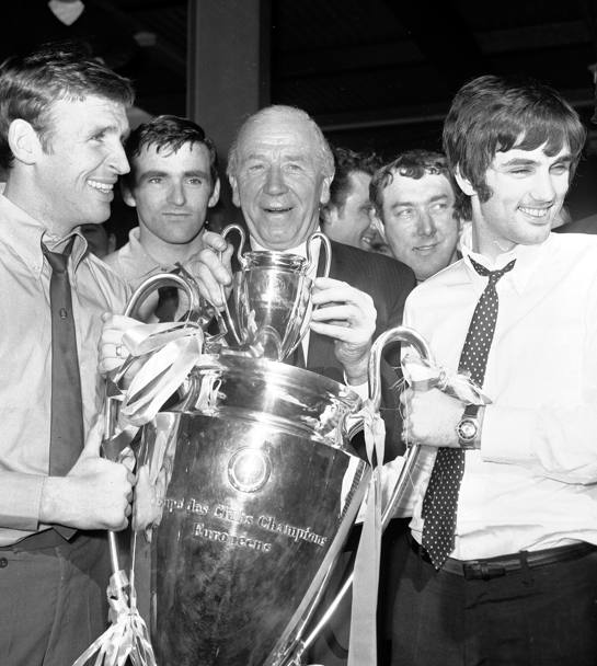 E qui Best abbraccia la Coppa dei Campioni vinta con il Manchester United nel 1966 in finale contro il Benfica di Eusebio